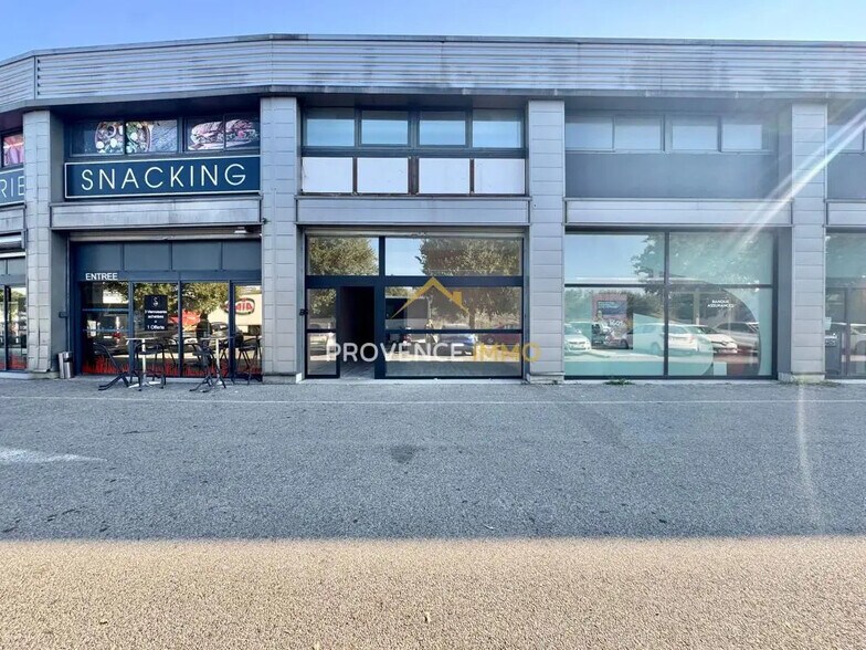 Local commercial dans Salon-de-Provence à louer - Photo de l’immeuble – Image 1 sur 8