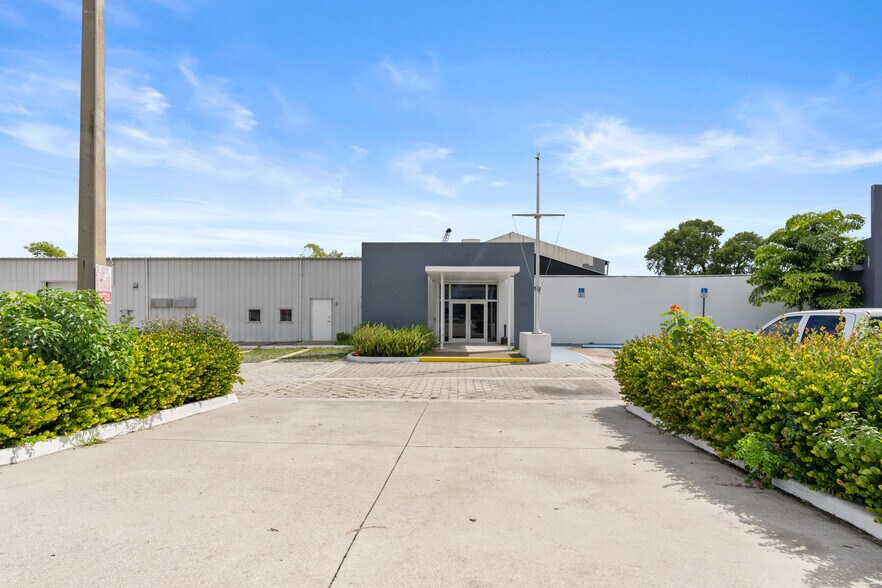 3075 NW South River Dr, Miami, FL à louer - Photo de l’immeuble – Image 2 sur 50