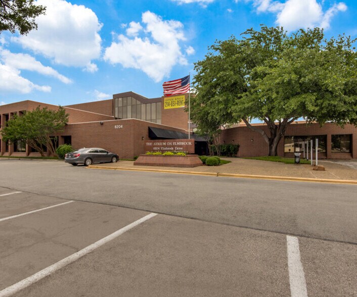 8204 Elmbrook Dr, Dallas, TX à louer - Photo de l’immeuble – Image 2 sur 5