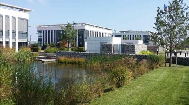 Plus de détails pour 3 Boulevard Jean Moulin, Élancourt - Bureau à louer