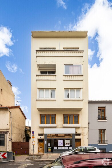 Immeuble residentiel dans Suresnes à vendre - Photo principale – Image 1 sur 1