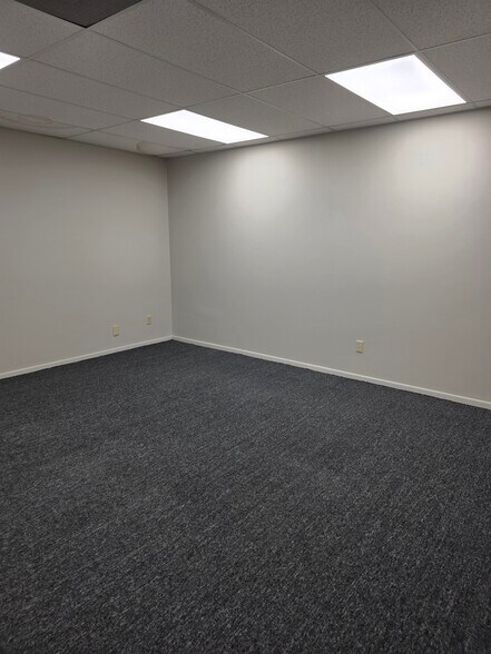 35585 Curtis Blvd, Eastlake, OH à louer - Photo de l’immeuble – Image 2 sur 10