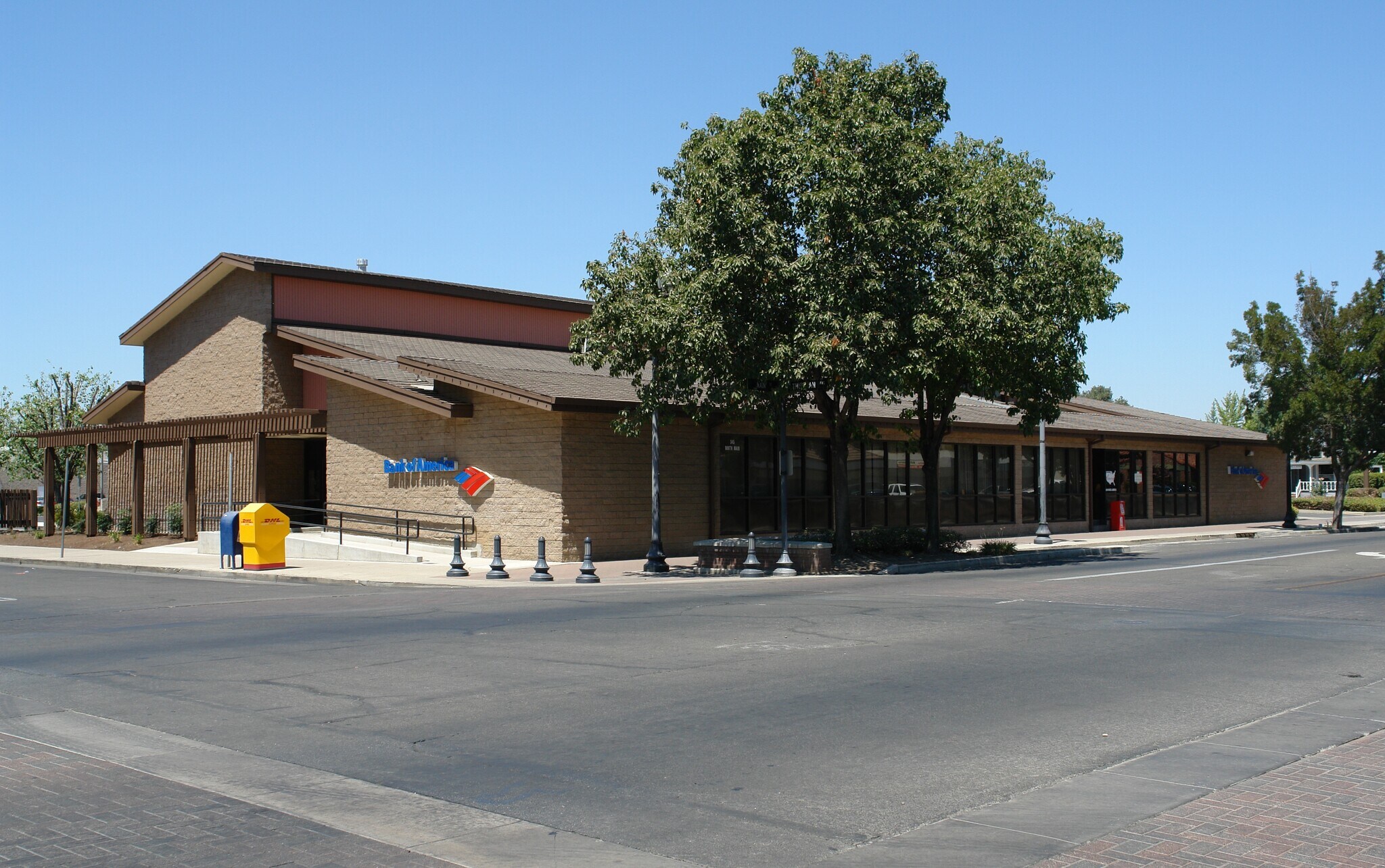 345 N Main St, Porterville, CA à louer Photo de l’immeuble– Image 1 sur 4