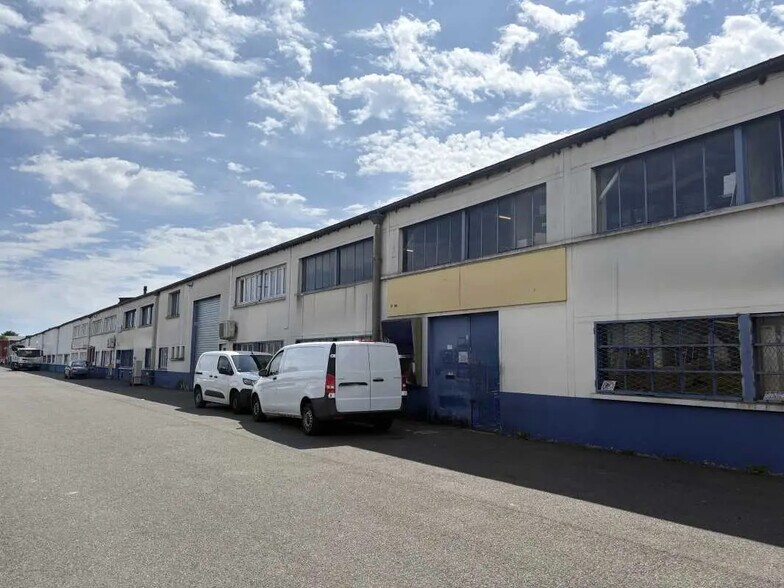 Local d’activités dans Ingré à louer - Photo de l’immeuble – Image 3 sur 6