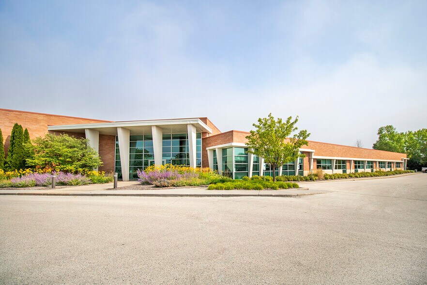 12080 N Corporate Pky, Mequon, WI à vendre - Photo de l’immeuble – Image 3 sur 10