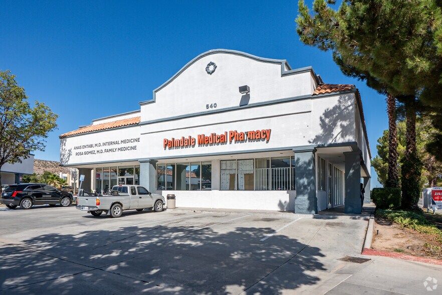 520-540 W Palmdale Blvd, Palmdale, CA à louer - Photo de l’immeuble – Image 2 sur 7
