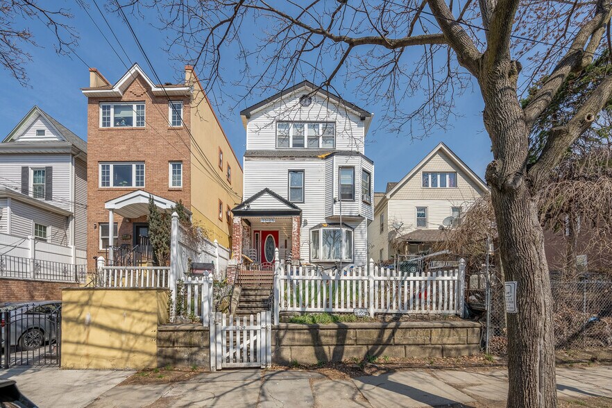 1129 30th Rd, Astoria, NY à vendre - Photo de l’immeuble – Image 3 sur 10
