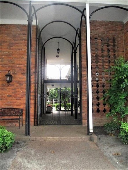 220 S McLean Blvd, Memphis, TN à vendre - Autre – Image 1 sur 18