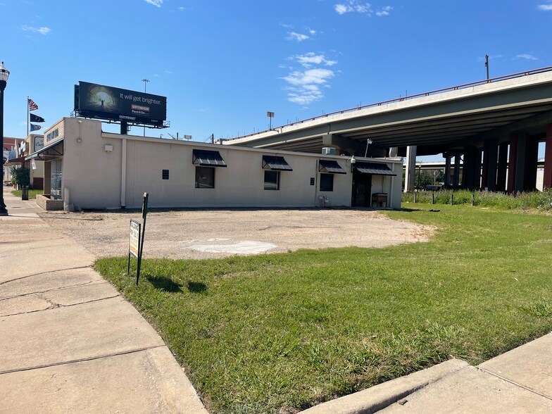 1012 S Elm St, Carrollton, TX à vendre - Photo de l’immeuble – Image 3 sur 4