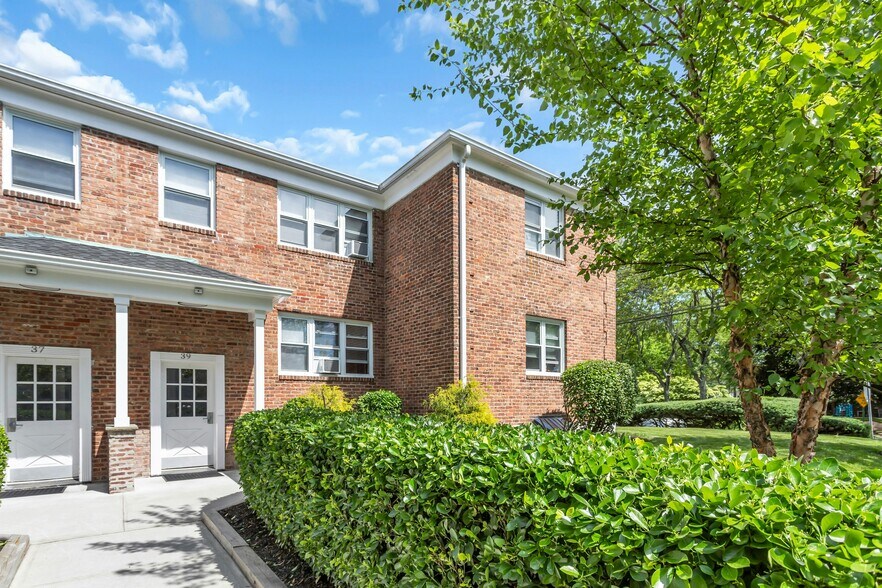39 Spruce St, Great Neck, NY à vendre - Photo de l’immeuble – Image 2 sur 9
