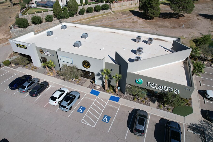 1626 N Lee Trevino Dr, El Paso, TX à louer - Photo de l’immeuble – Image 2 sur 14