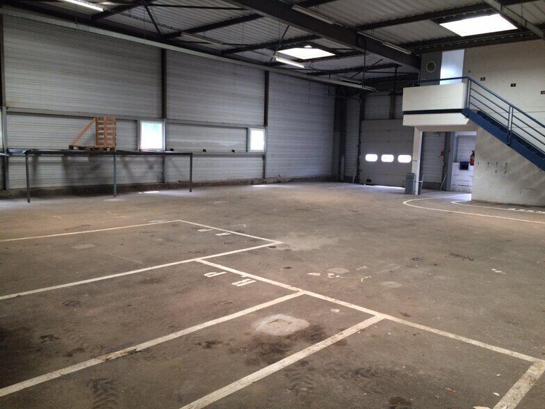 Local d’activités dans CHARMES à louer - Photo intérieure – Image 2 sur 3