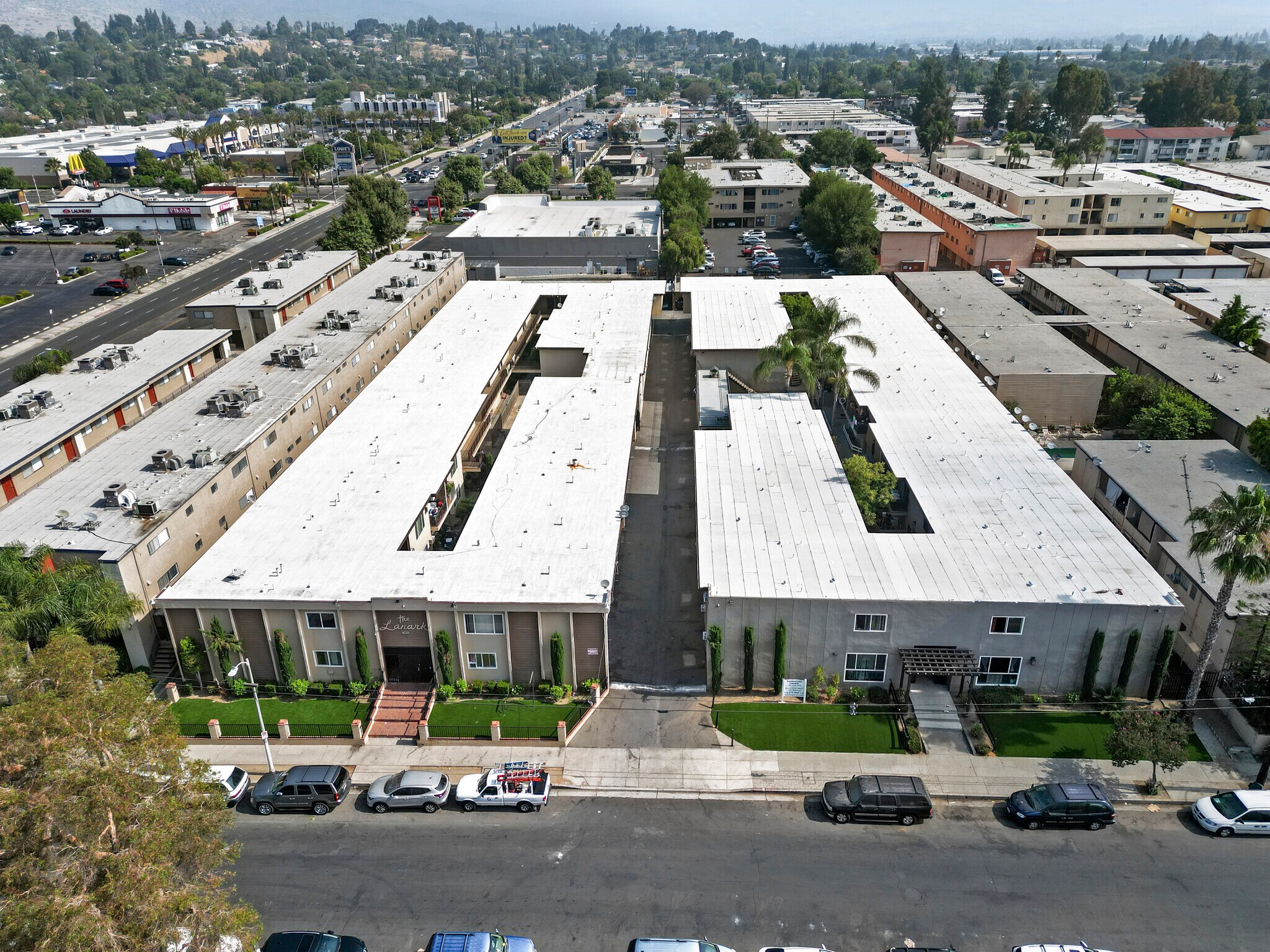 69 Units | Canoga Park CA portefeuille de 2 biens à vendre sur LoopNet.fr Photo principale– Image 1 sur 10