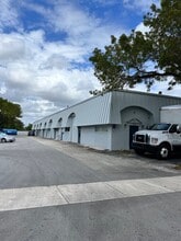 2696 NW 31st Ave, Lauderdale Lakes, FL à louer Photo de l’immeuble– Image 1 sur 2