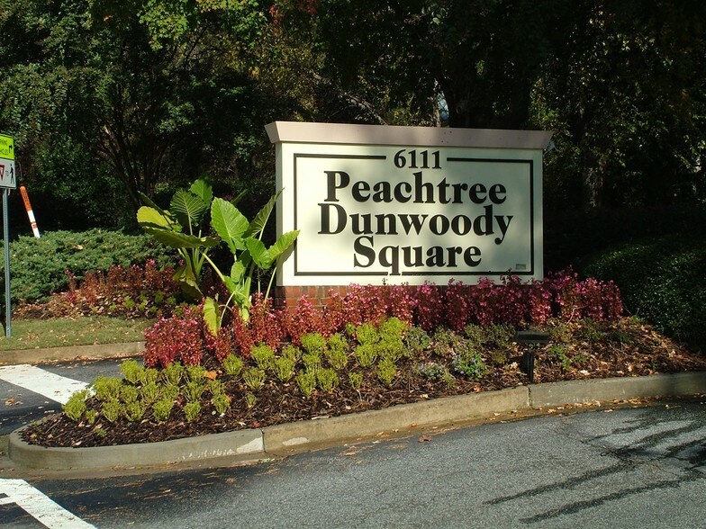 6111 Peachtree Dunwoody Rd NE, Atlanta, GA à louer - Photo de l’immeuble – Image 3 sur 21
