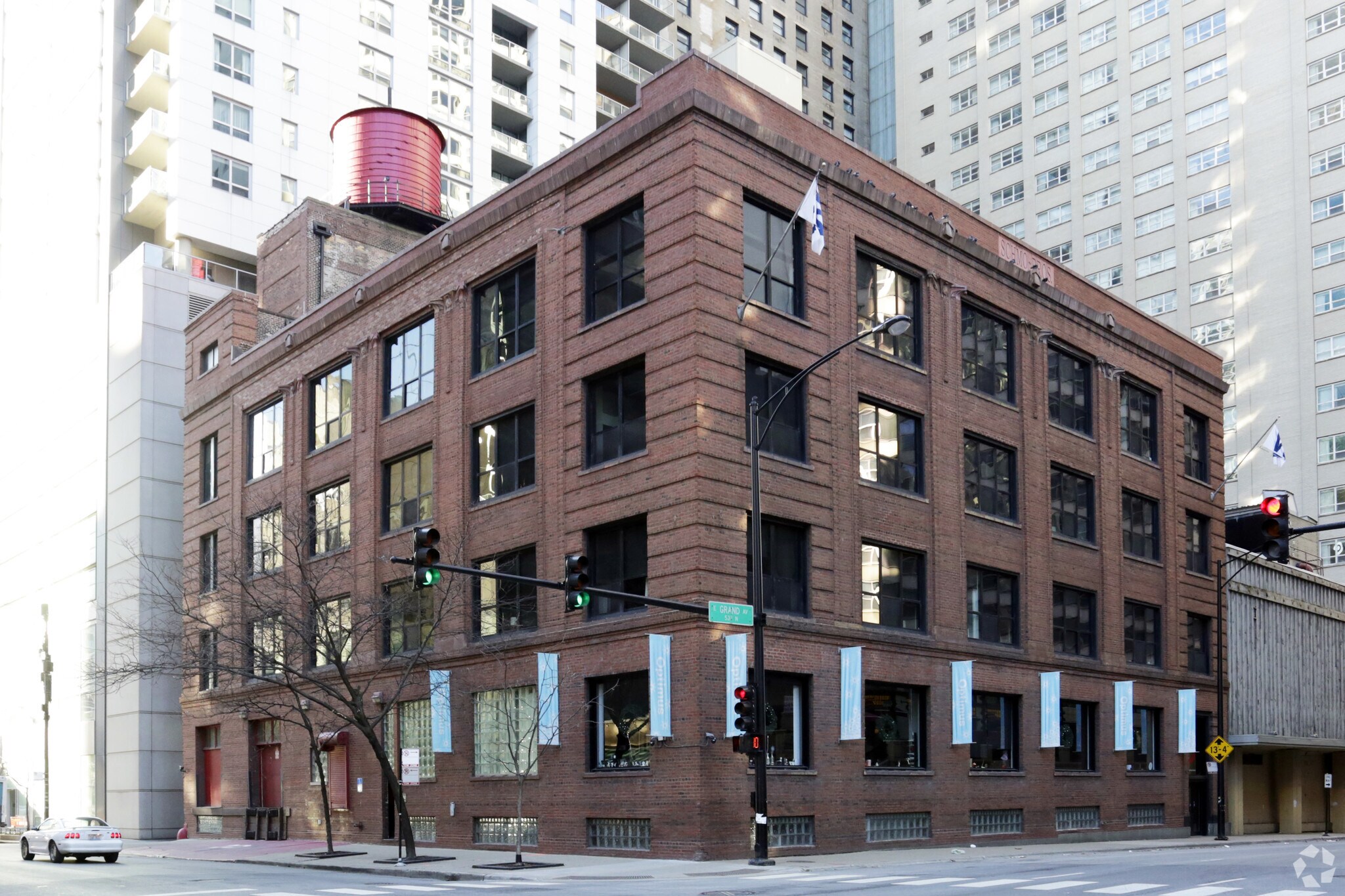 161 E Grand Ave, Chicago, IL à vendre Photo principale– Image 1 sur 9