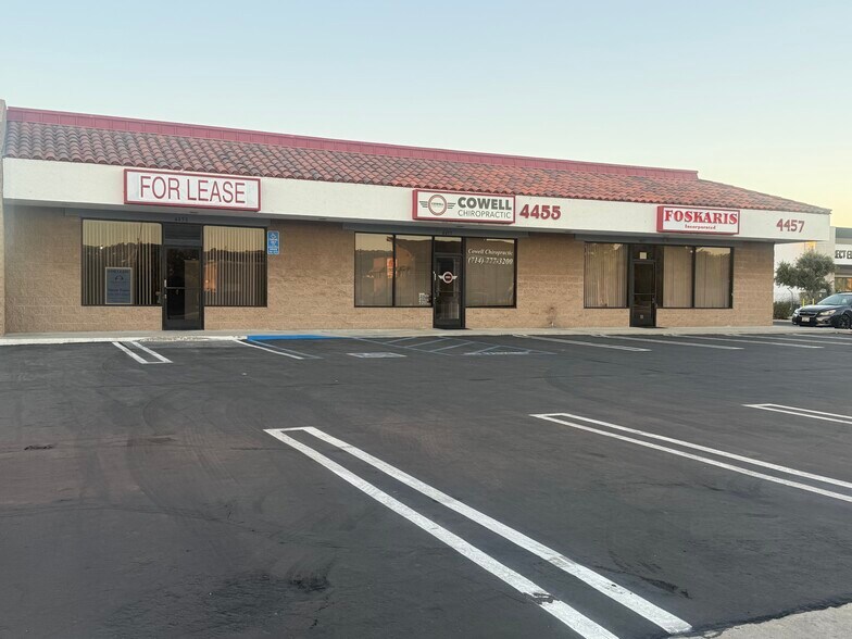 4453-4457 E La Palma Ave, Anaheim, CA à louer - Photo de l’immeuble – Image 1 sur 15
