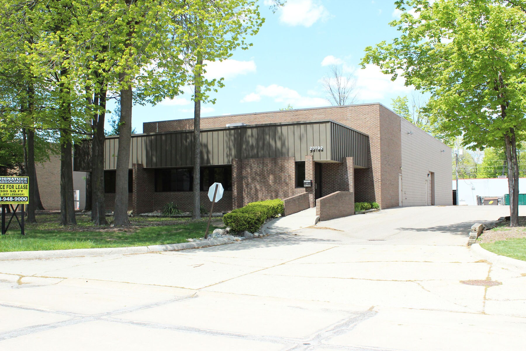 23192 Commerce Dr, Farmington Hills, MI à louer Photo de l’immeuble– Image 1 sur 3