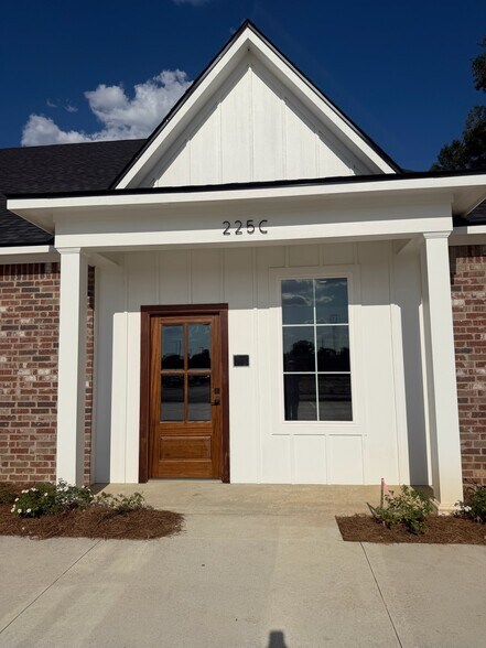 225 Breck Dr, Stonewall, LA à louer - Photo de l’immeuble – Image 2 sur 11