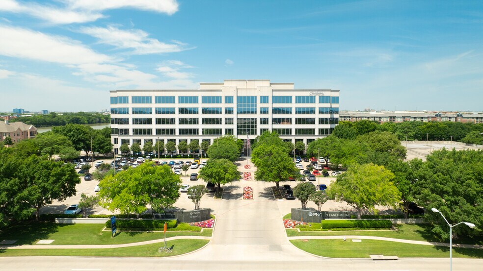 11511 Luna Rd, Dallas, TX à louer - Photo de l’immeuble – Image 1 sur 12