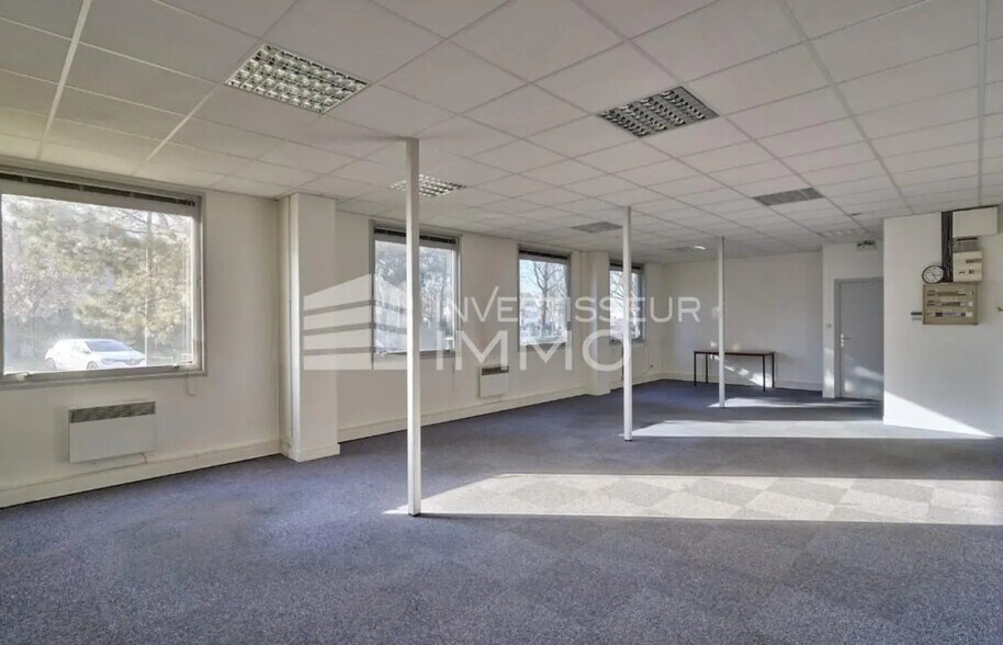 Local d’activités dans Lognes à louer - Photo de l’immeuble – Image 3 sur 3