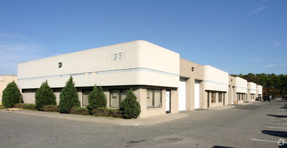 1951 Ocean Ave, Ronkonkoma, NY à louer - Photo de l’immeuble – Image 2 sur 6