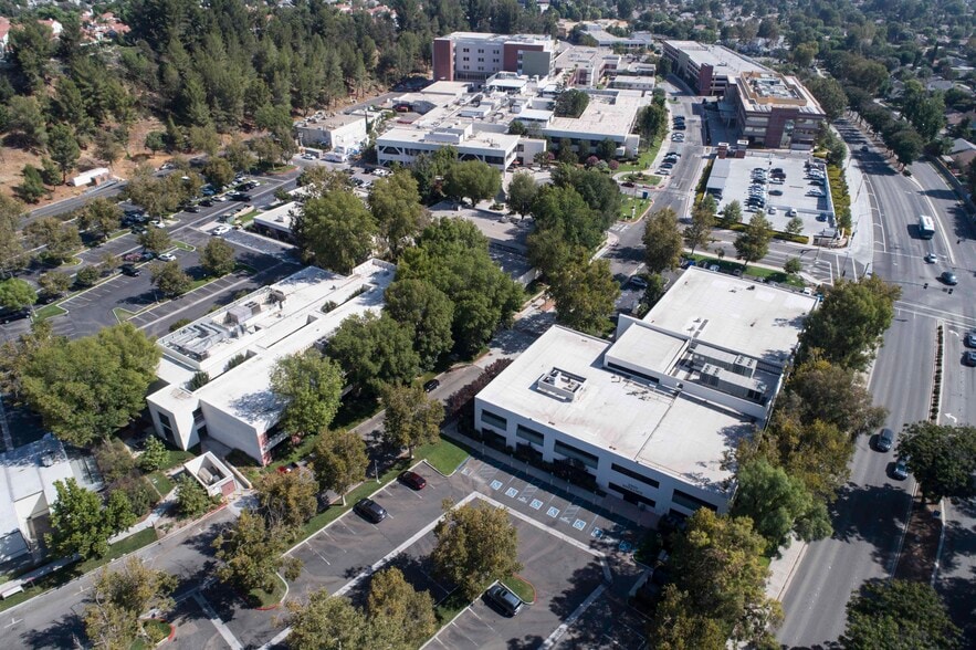 23861 McBean Pky, Valencia, CA à louer - Photo de l’immeuble – Image 3 sur 4