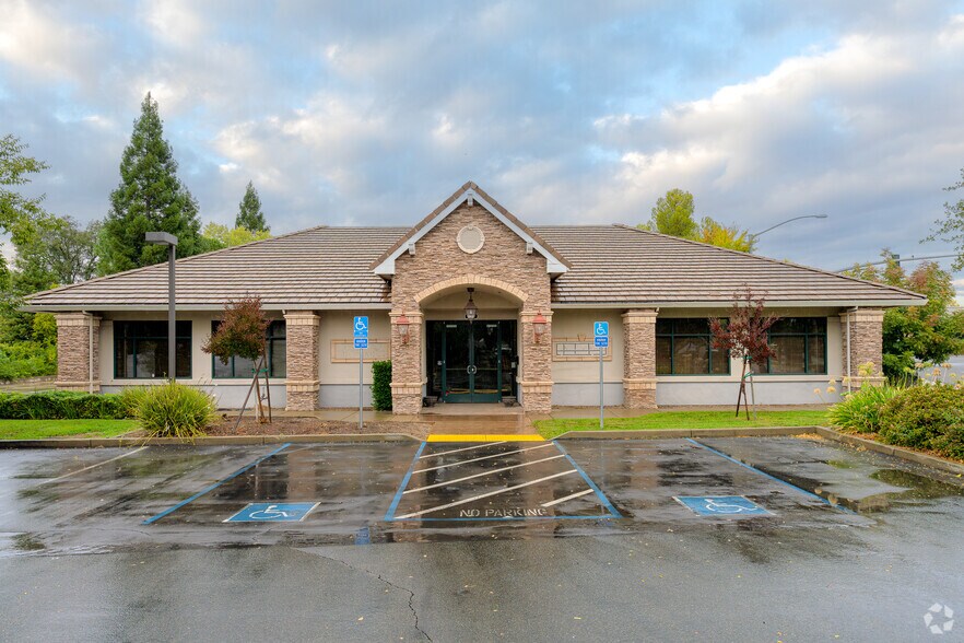 6806 Fallsbrook Ct, Granite Bay, CA à vendre - Photo de l’immeuble – Image 2 sur 3