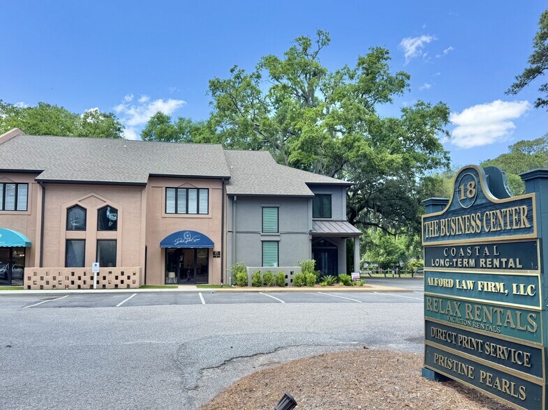 18 Executive Park Rd, Hilton Head Island, SC à louer - Photo de l’immeuble – Image 1 sur 12