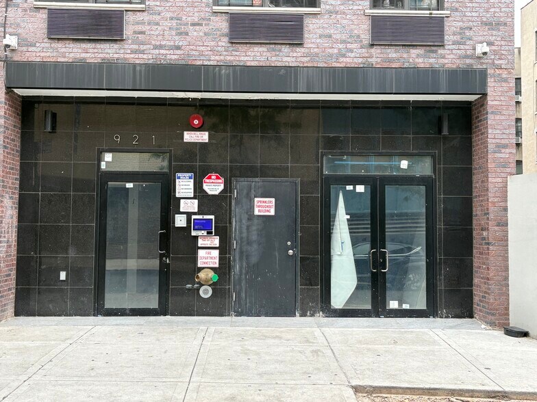 921 Eagle Ave, Bronx, NY à louer - Photo de l’immeuble – Image 2 sur 6