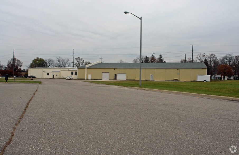 800 Rickett Rd, Brighton, MI à louer - Photo de l’immeuble – Image 2 sur 9
