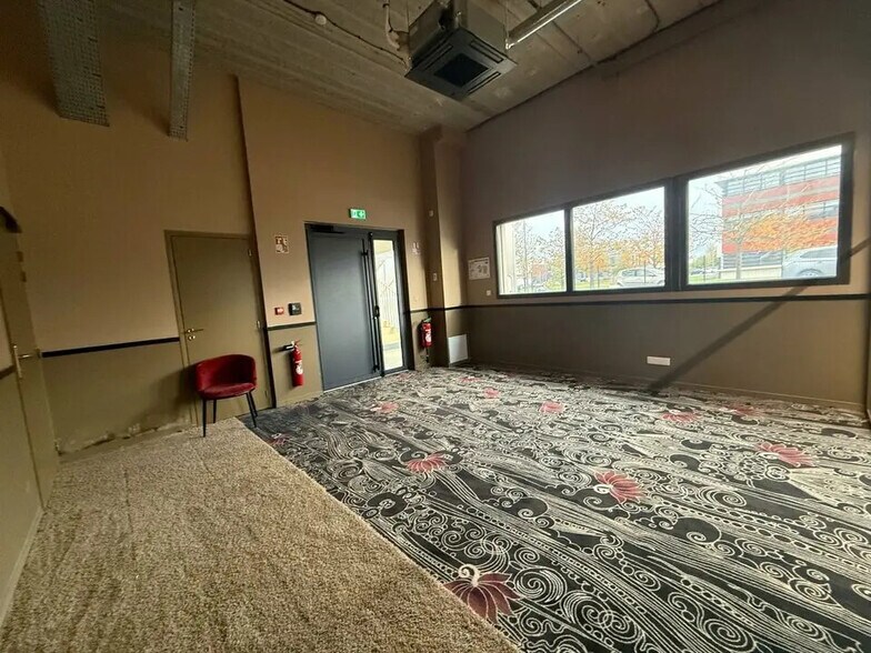 Bureau dans Isneauville à louer - Photo de l’immeuble – Image 1 sur 6