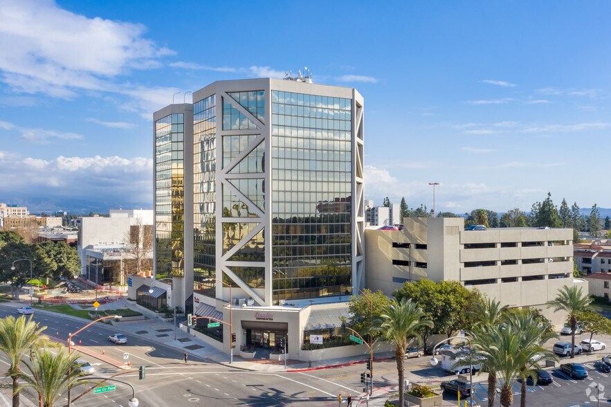 600 W Santa Ana Blvd, Santa Ana, CA à louer - Photo de l’immeuble – Image 2 sur 10