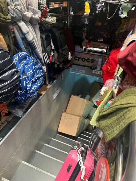 Local commercial dans Paris à louer - Photo de l’immeuble – Image 2 sur 4