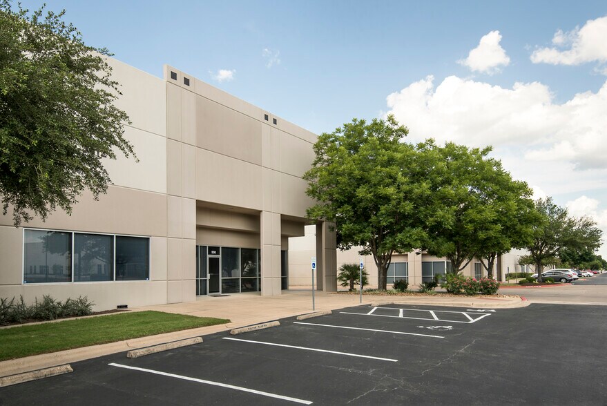 5812 Trade Center Dr, Austin, TX à louer - Photo de l’immeuble – Image 2 sur 7