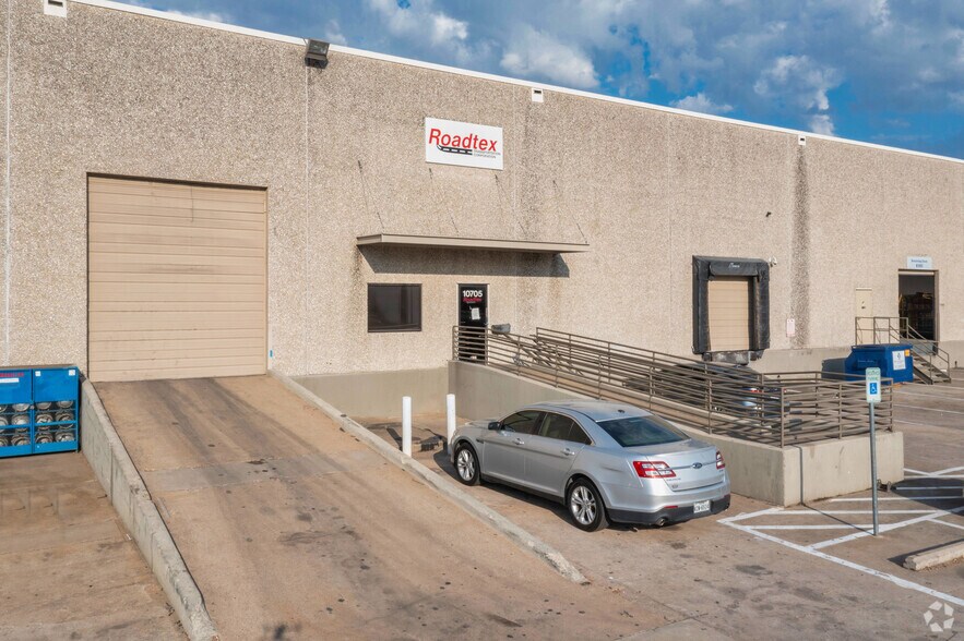 10701-10737 King William Dr, Dallas, TX à louer - Photo de l’immeuble – Image 3 sur 7
