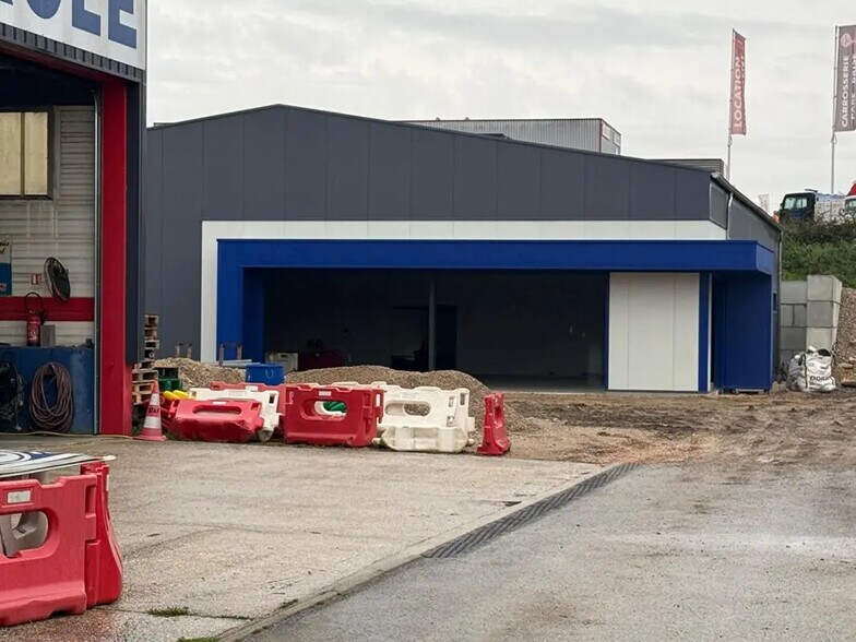 Local d’activités dans Saint-Vit à louer - Photo de l’immeuble – Image 2 sur 3