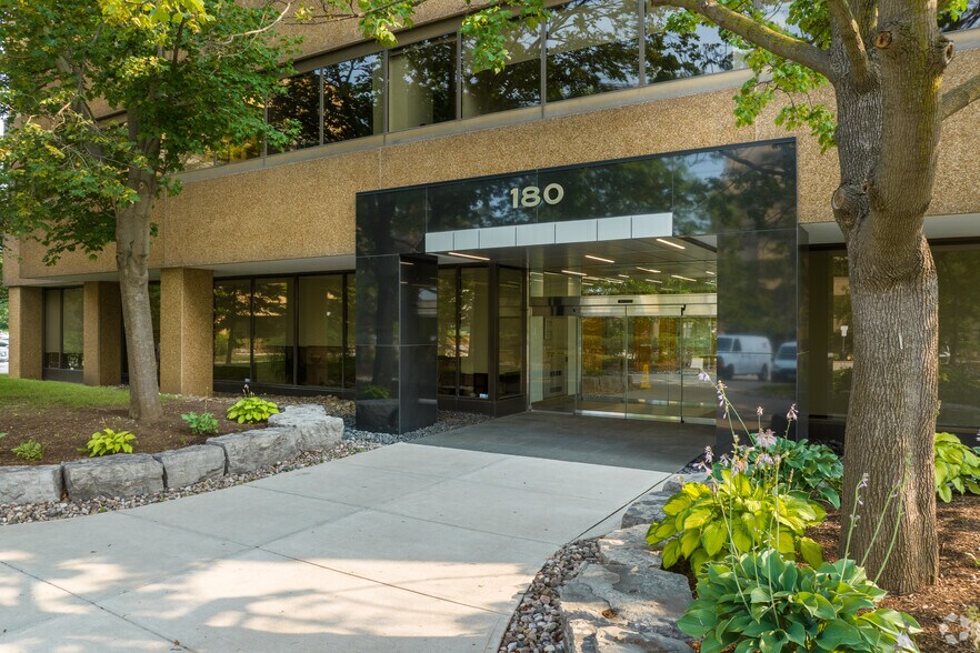 180 Attwell Dr, Toronto, ON à louer - Photo de l’immeuble – Image 3 sur 4