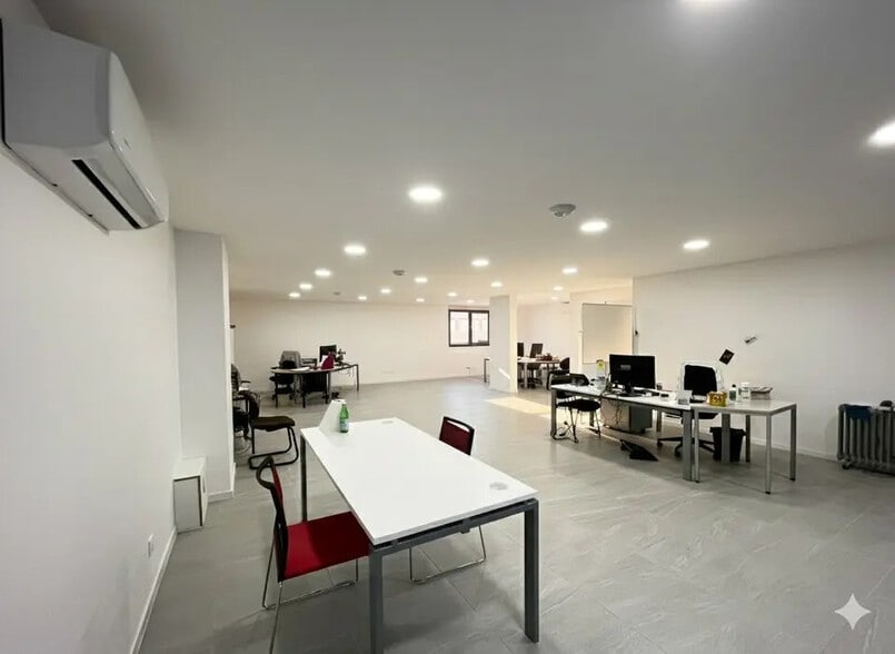 Local commercial dans Jassans-Riottier à louer - Photo intérieure – Image 2 sur 8