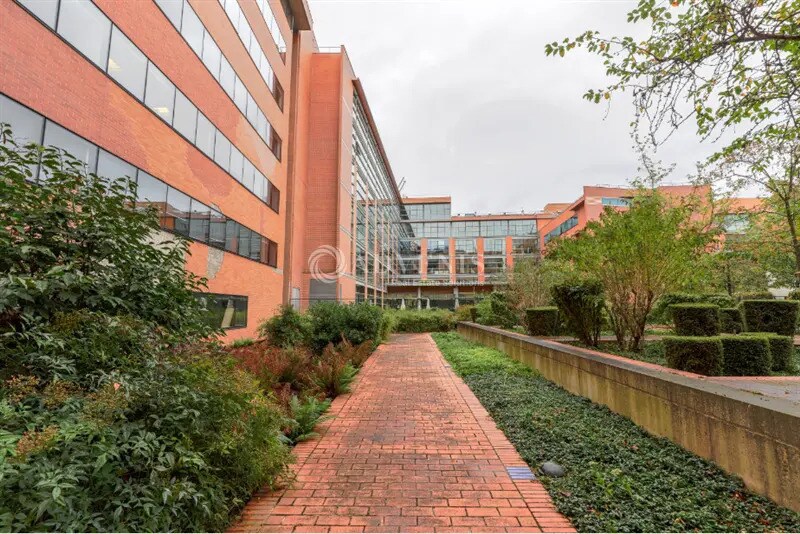 Bureau dans Ivry-sur-Seine à vendre - Photo de l’immeuble – Image 2 sur 9