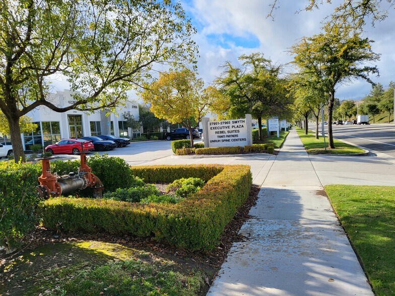 27951 Smyth Dr, Valencia, CA à vendre - Photo de l’immeuble – Image 3 sur 13