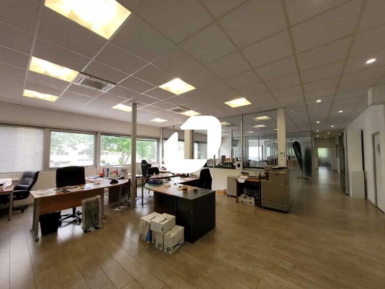 19 Rue Des Malines, Lisses à louer - Photo de l’immeuble – Image 2 sur 10