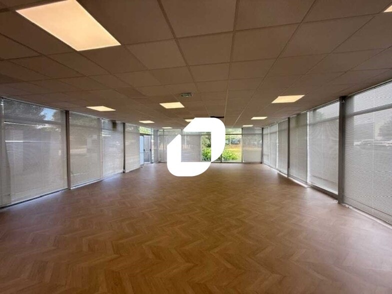 Bureau dans Osny à louer - Photo de l’immeuble – Image 1 sur 21