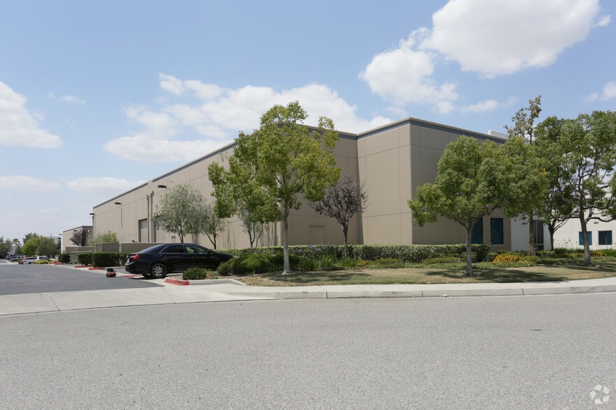 421 Business Center Ct, Redlands, CA à louer - Photo principale – Image 1 sur 4