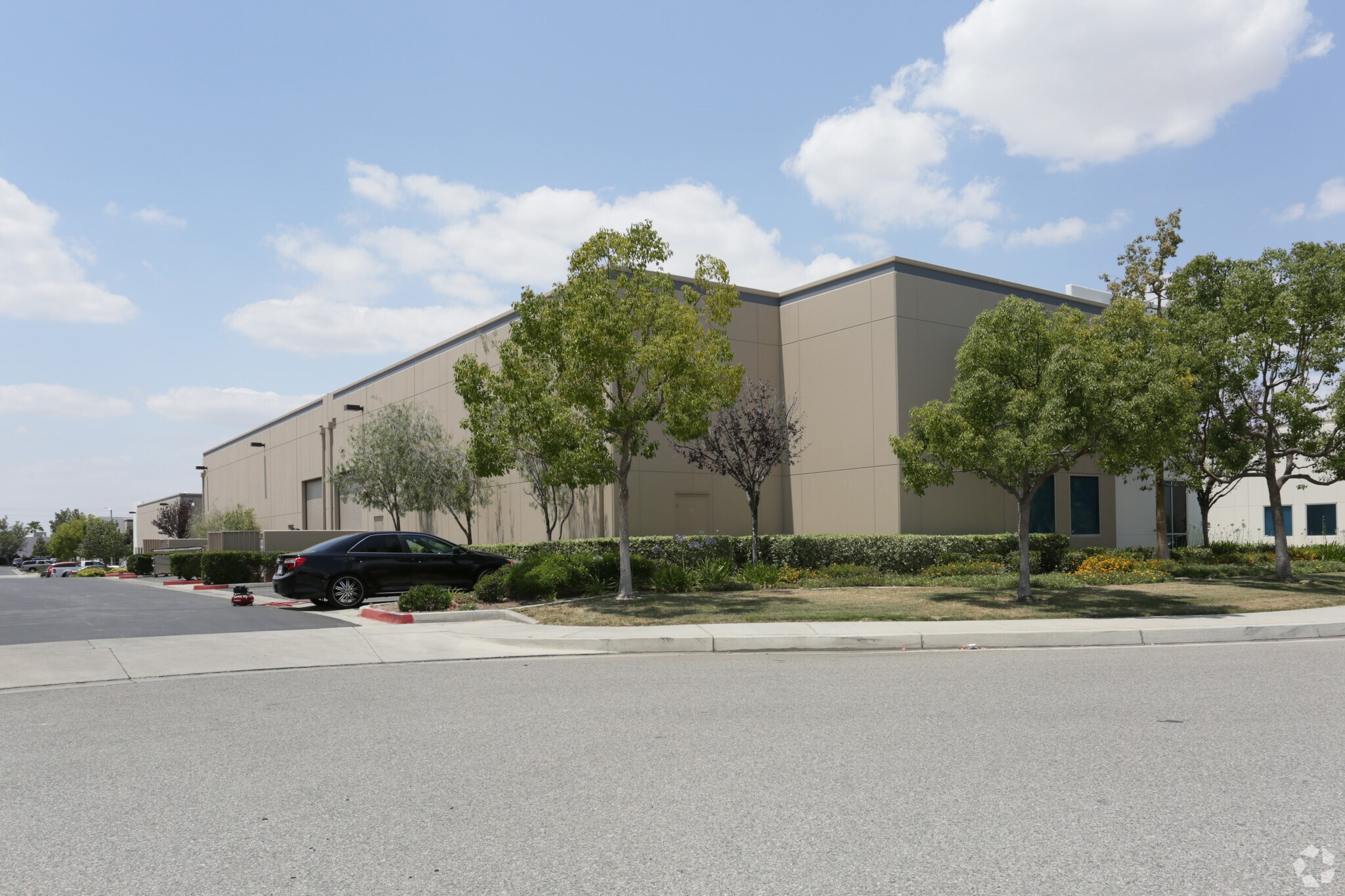 421 Business Center Ct, Redlands, CA à louer Photo principale– Image 1 sur 5