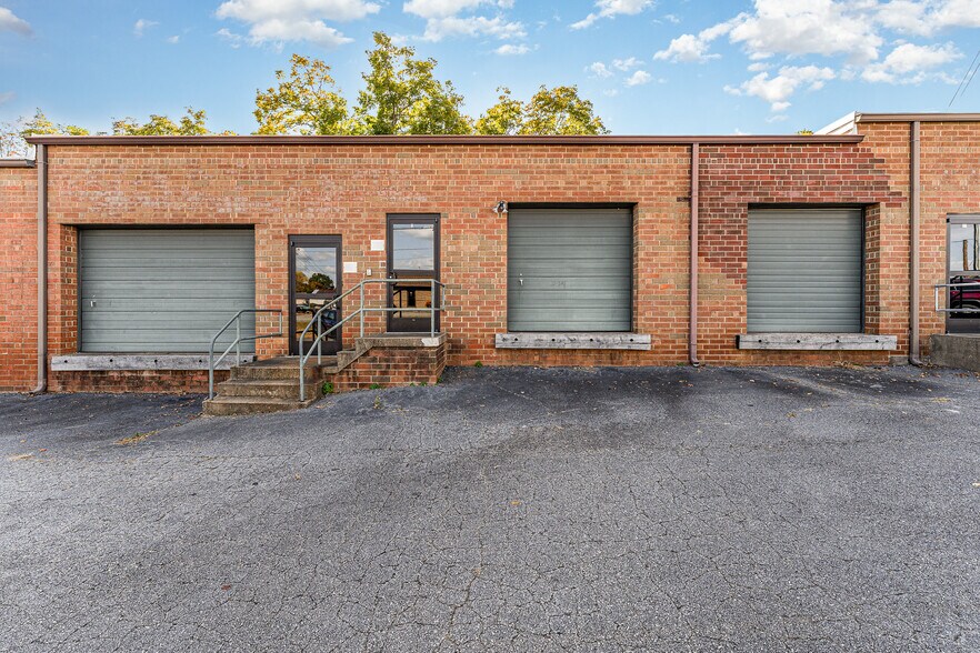 3240 Highland Ave NE, Hickory, NC à louer - Photo de l’immeuble – Image 3 sur 7