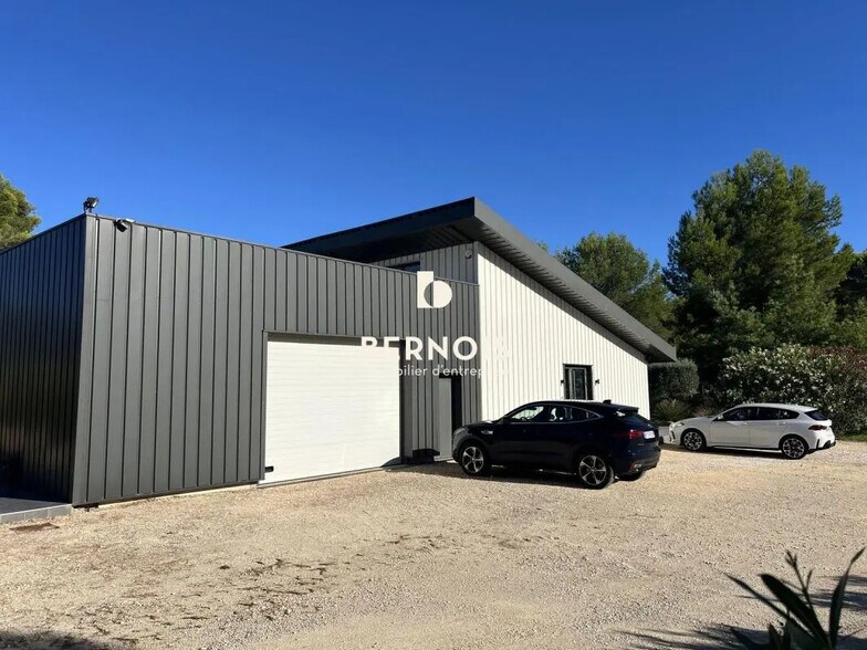 Local d'activités dans Signes à vendre - Photo de l’immeuble – Image 1 sur 8