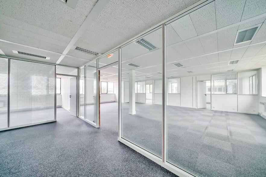 1 Rue Paul Henri Spaak, Saint-Thibault-des-Vignes à louer - Photo intérieure – Image 3 sur 8