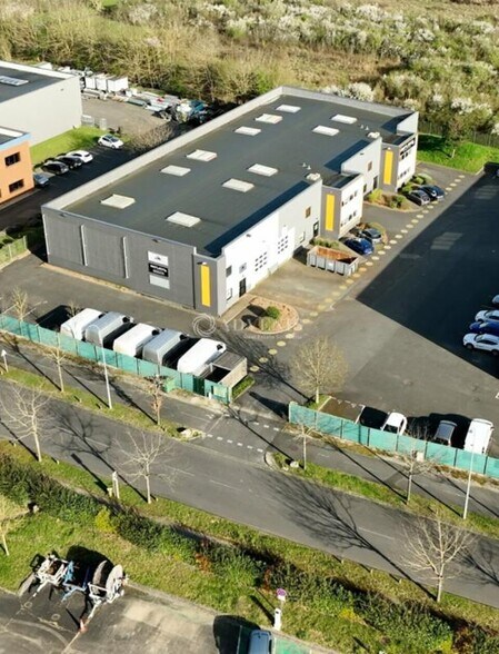 Local d’activités dans Semoy à louer - Photo de l’immeuble – Image 2 sur 4
