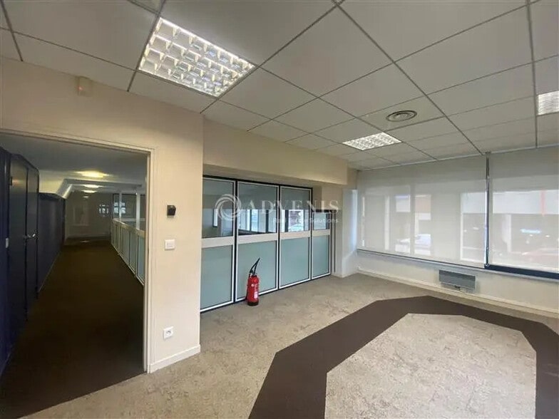Local commercial dans Montigny-le-Bretonneux à louer - Photo de l’immeuble – Image 3 sur 4